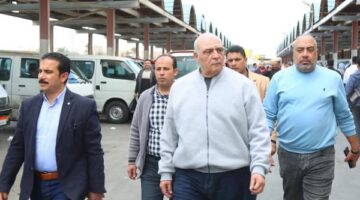 للالتزام بتطبيق التعريفة.. تكثيف الرقابة على المواقف بكفر الشيخ | صور