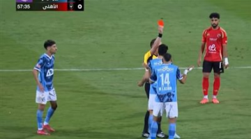 الدوري المصري الممتاز: مهند لاشين يغادر مباراة الأهلي وبيراميدز بعد حصوله على البطاقة الحمراء في الدقيقة 57