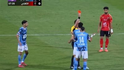 الدوري المصري الممتاز: مهند لاشين يغادر مباراة الأهلي وبيراميدز بعد حصوله على البطاقة الحمراء في الدقيقة 57 الدوري المصري الممتاز: مهند لاشين يغادر مباراة الأهلي وبيراميدز بعد حصوله على البطاقة الحمراء في الدقيقة 57