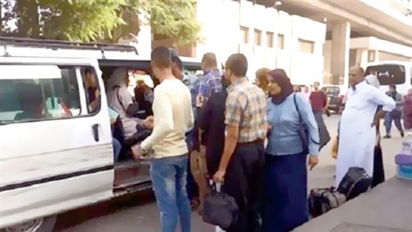 الركاب: «حرام عليكم».. والسائقون: «وإحنا مالنا اسألوا الحكومة» الركاب: «حرام عليكم».. والسائقون: «وإحنا مالنا اسألوا الحكومة»