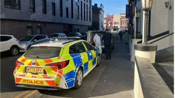 وفاة سيدة داخل فندق بـ ليفربول في ظروف غامضة والشرطة تطالب النزلاء بعدم مغادرة الغرف وفاة سيدة داخل فندق بـ ليفربول في ظروف غامضة والشرطة تطالب النزلاء بعدم مغادرة الغرف
