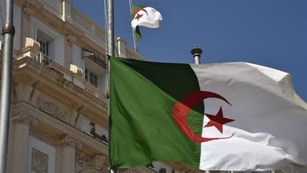 الخارجية الجزائرية تستدعي السفير الفرنسي احتجاجا على اعتقال أحد دبلوماسييها في باريس الخارجية الجزائرية تستدعي السفير الفرنسي احتجاجا على اعتقال أحد دبلوماسييها في باريس