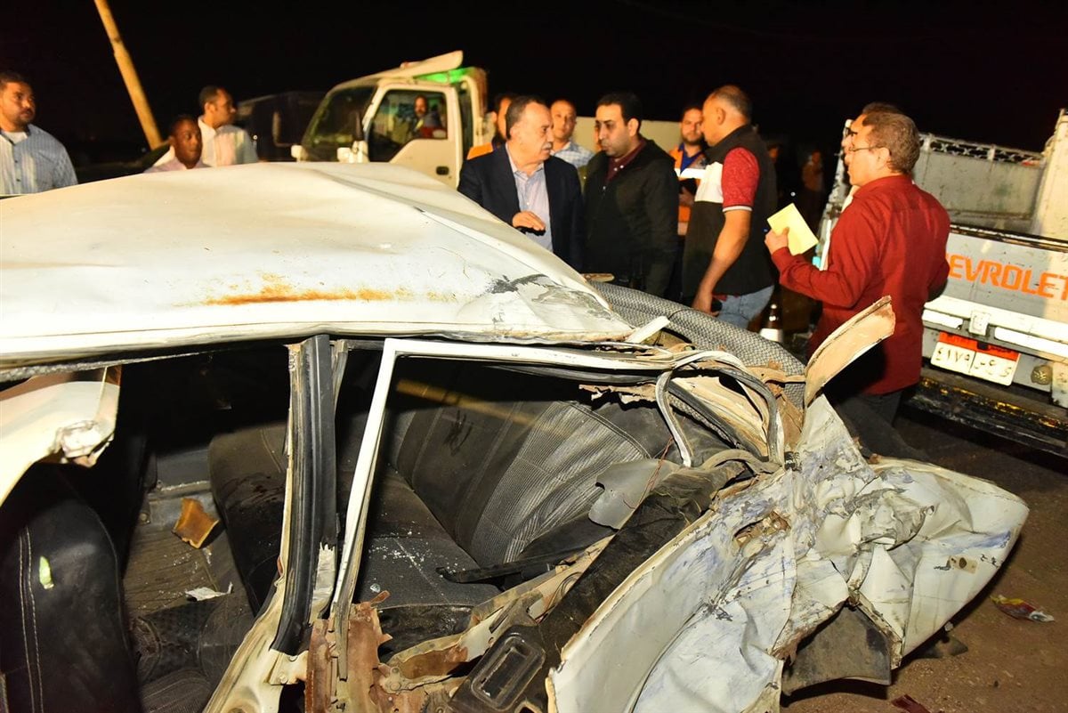 محافظ أسيوط يتفقد موقع حادث تصادم أتوبيس وسيارتين ملاكي بطريق عرب العوامر بأبنوب 