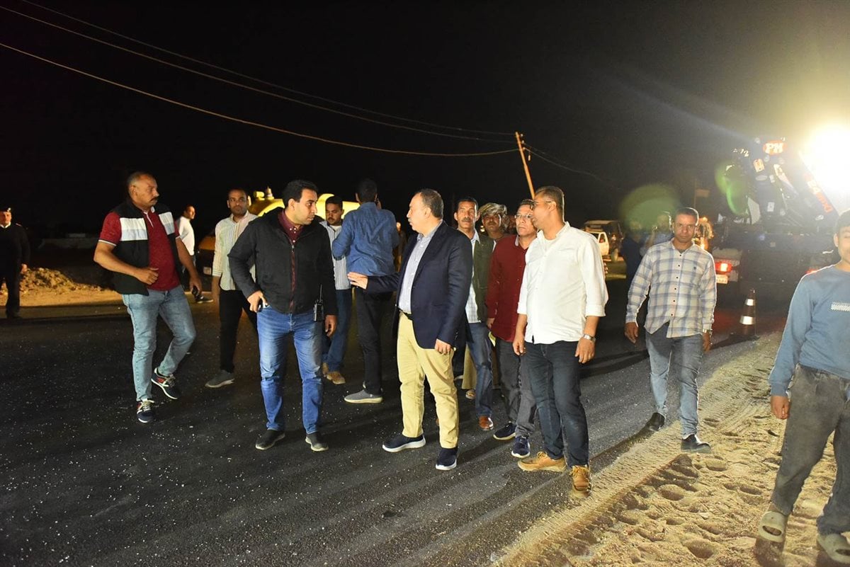 محافظ أسيوط يتفقد موقع حادث تصادم أتوبيس وسيارتين ملاكي بطريق عرب العوامر بأبنوب 
