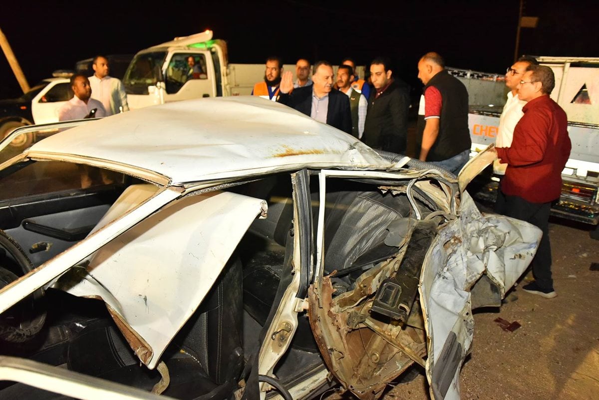 محافظ أسيوط يتفقد موقع حادث تصادم أتوبيس وسيارتين ملاكي بطريق عرب العوامر بأبنوب 