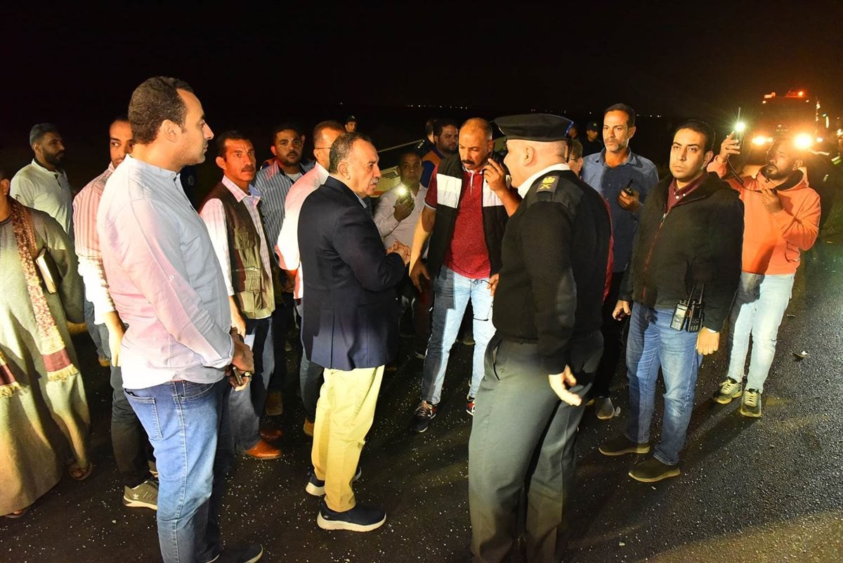 محافظ أسيوط يتفقد موقع حادث تصادم أتوبيس وسيارتين ملاكي بطريق عرب العوامر بأبنوب 