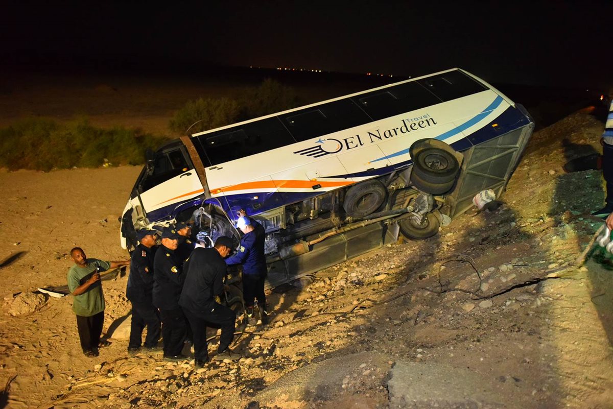 محافظ أسيوط يتفقد موقع حادث تصادم أتوبيس وسيارتين ملاكي بطريق عرب العوامر بأبنوب 