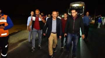 محافظ أسيوط يتفقد موقع حادث تصادم أتوبيس وسيارتين ملاكي بطريق عرب العوامر