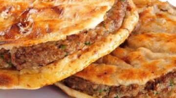 طريقة عمل عجينة عيش الحواوشي وتتبيلته