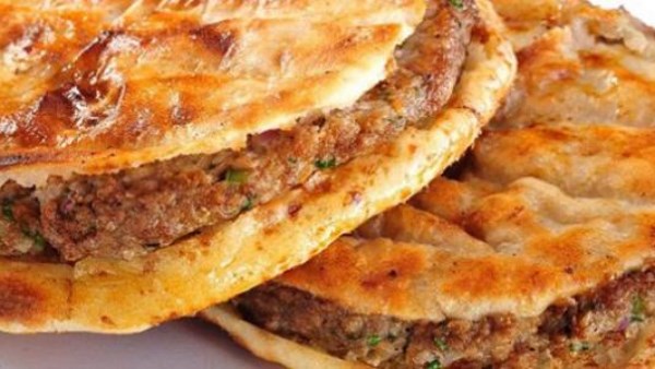 طريقة عمل عجينة عيش الحواوشي وتتبيلته