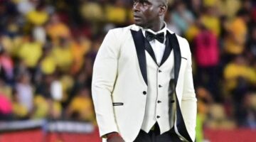 فيديو – مدرب برشلونة يجذب الأنظار ببذلات غريبة