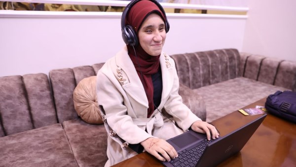 وزير الاتصالات يحقق حلم طالبة كفيفة في أسيوط بجهاز لاب توب ومنحة تدريبية وزير الاتصالات يحقق حلم طالبة كفيفة في أسيوط بجهاز لاب توب ومنحة تدريبية