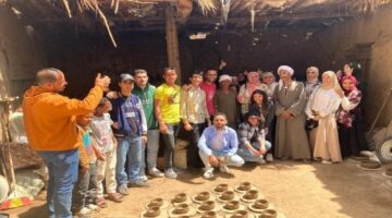 كلية الآثار بجامعة سوهاج تنظم زيارة ميدانية لطلابها داخل مصنع الفخار بقرية أم دومة