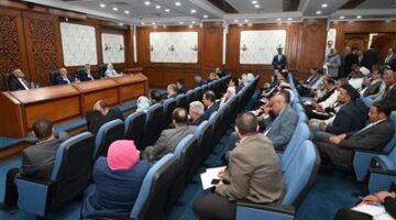 وزير الصناعة والنقل يبحث مع محافظى ومستثمري الأقصر و أسوان تحديات المناطق الصناعية
