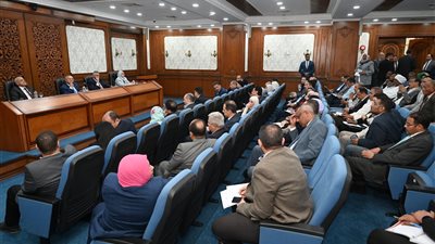 وزير الصناعة والنقل يبحث مع محافظى ومستثمري الأقصر و أسوان تحديات المناطق الصناعية وزير الصناعة والنقل يبحث مع محافظى ومستثمري الأقصر و أسوان تحديات المناطق الصناعية