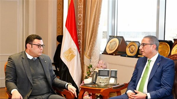 محافظ الفيوم يلتقي أعضاء مجلسي النواب والشيوخ لبحث شكاوى ومطالب المواطنين محافظ الفيوم يلتقي أعضاء مجلسي النواب والشيوخ لبحث شكاوى ومطالب المواطنين