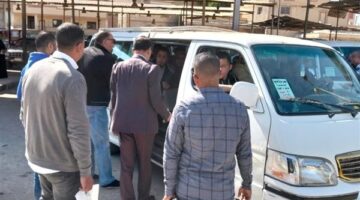 رئيس مدينة طاميه يتابع مواقف السيارات ويوجه بالالتزام بالتعريفة الجديدة