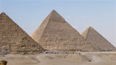 السياحة: منطقة الأهرامات تستقبل 15 ألف زائر بنسبة زيادة بلغت 25 % بعد تطويرها السياحة: منطقة الأهرامات تستقبل 15 ألف زائر بنسبة زيادة بلغت 25 % بعد تطويرها