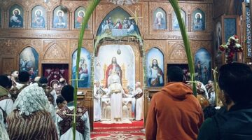 قداس وصلبان وتيجان من سعف النخيل.. كنيسة الأنبا بيشوي ببورسعيد تحتفل بأحد الشعانين في أجواء روحانية مبهجة