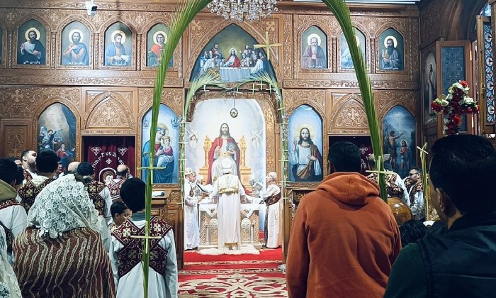 قداس وصلبان وتيجان من سعف النخيل.. كنيسة الأنبا بيشوي ببورسعيد تحتفل بأحد الشعانين في أجواء روحانية مبهجة قداس وصلبان وتيجان من سعف النخيل.. كنيسة الأنبا بيشوي ببورسعيد تحتفل بأحد الشعانين في أجواء روحانية مبهجة