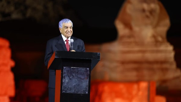 زاهي حواس يلقي كلمة الافتتاح بورشة عمل للرابطة العالمية لعلماء الآثار المصرية عن الأهرامات زاهي حواس يلقي كلمة الافتتاح بورشة عمل للرابطة العالمية لعلماء الآثار المصرية عن الأهرامات