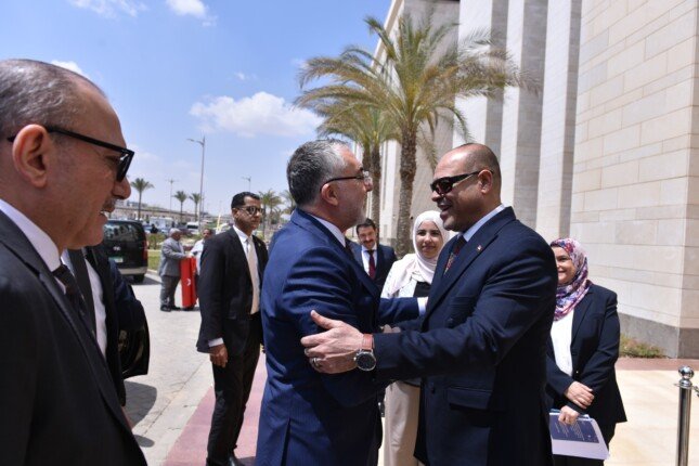 وزير العمل يستقبل نظيره التركي لبحث الملفات المشتركة في مجالات عدة وزير العمل يستقبل نظيره التركي لبحث الملفات المشتركة في مجالات عدة