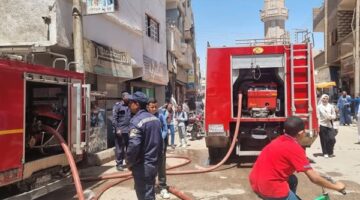 التهم طابقين.. اندلاع حريق في عقار سكني بجوار بنك بقنا| صور