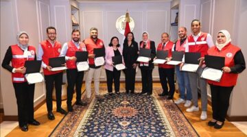 بالصور.. مايا مرسي تكرم فرق عمل التضامن