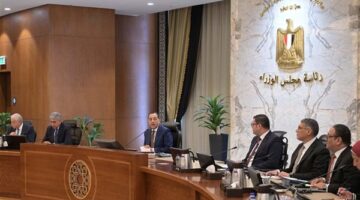 رئيس الوزراء يتابع تنفيذ الأعمال بالمنطقة الأثرية بالأهرامات ومخططات إحياء "نزلة السمان".. صور