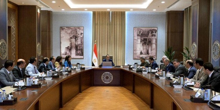 رئيس الوزراء يستعرض الرؤية الاستراتيجية لإحياء نزلة السمان كمقصد سياحي رئيس الوزراء يستعرض الرؤية الاستراتيجية لإحياء نزلة السمان كمقصد سياحي
