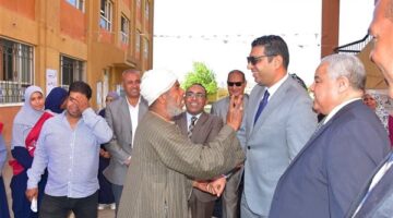 "ظواهر" تُشعل المدارس برسائل توعوية.. نائب محافظ الأقصر في طابور الصباح لمناهضة الإدمان