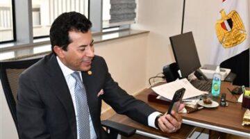 وزير الشباب والرياضة يهنيء محمود  السيد بعد تتويجه بذهبية سيف المبارزة في بطولة العالم للناشئين بالصين