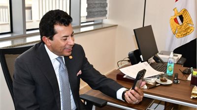 وزير الشباب والرياضة يهنيء محمود السيد بعد تتويجه بذهبية سيف المبارزة في بطولة العالم للناشئين بالصين وزير الشباب والرياضة يهنيء محمود السيد بعد تتويجه بذهبية سيف المبارزة في بطولة العالم للناشئين بالصين