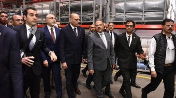 وزير العمل يصطحب نظيره التركي في زيارة لشركة “جيد تكستايل” بالعاشر من رمضان