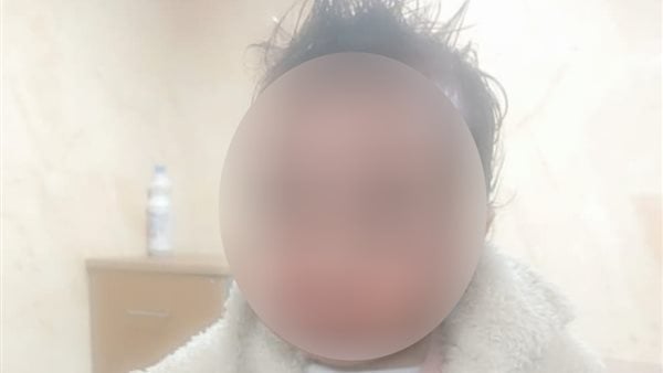 جهات التحقيق طلبت الـDNA.. حبس سيدة ونجلها سلمت حفيدها الرضيع للشرطة وتزعمت عثورها عليه في المقابر بقنا