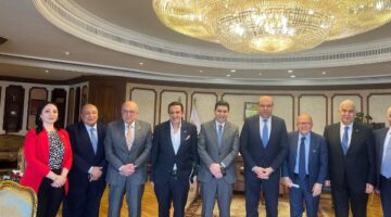 وزير الطيران يبحث مع جمعية رجال الأعمال المصريين التعاون لتطوير القطاع