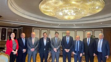 وزير الطيران المدني يستقبل وفد جمعية رجال الأعمال المصريين لبحث التعاون