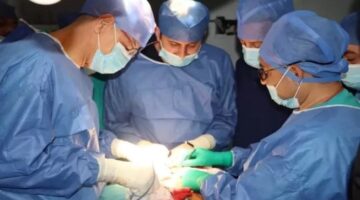 رئيس جامعة المنوفية يجرى عملية جراحية دقيقة لاستئصال ورم بالفك السفلى وإعادة بناء الوجه