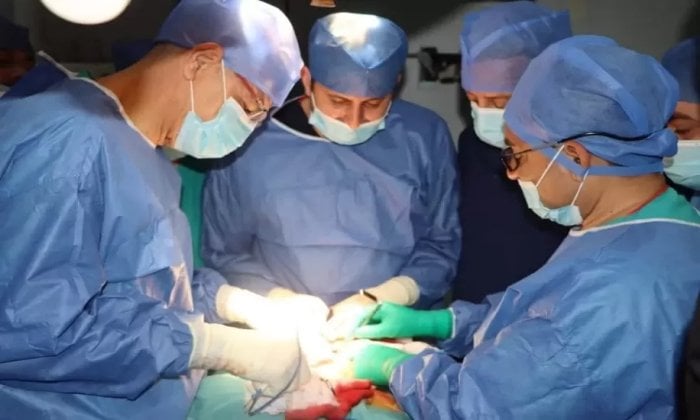 رئيس جامعة المنوفية يجرى عملية جراحية دقيقة لاستئصال ورم بالفك السفلى وإعادة بناء الوجه رئيس جامعة المنوفية يجرى عملية جراحية دقيقة لاستئصال ورم بالفك السفلى وإعادة بناء الوجه