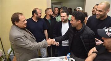 النائب محمد أبو العينين وإمام عاشور والشحات يزورون القندوسي للاطمئنان على حالته (صور)