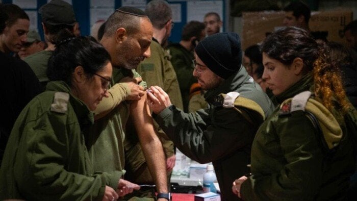 إعلام إسرائيلي: 200 طبيب في خدمة الاحتياط بالجيش يطالبون بوقف الحرب على غزة إعلام إسرائيلي: 200 طبيب في خدمة الاحتياط بالجيش يطالبون بوقف الحرب على غزة
