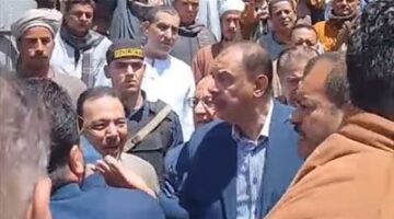 من أمام المسجد لمكتب المحافظ.. فيديو جديد يوثق خناقة السكرتيتر العام مع نائب محافظ سوهاج
