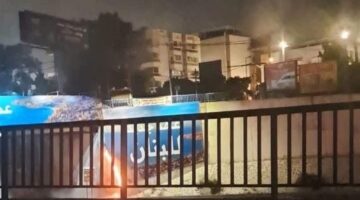 مجدداً.. إحراق لافتات &quot;عهد جديد للبنان&quot; على طريق المطار (فيديو)