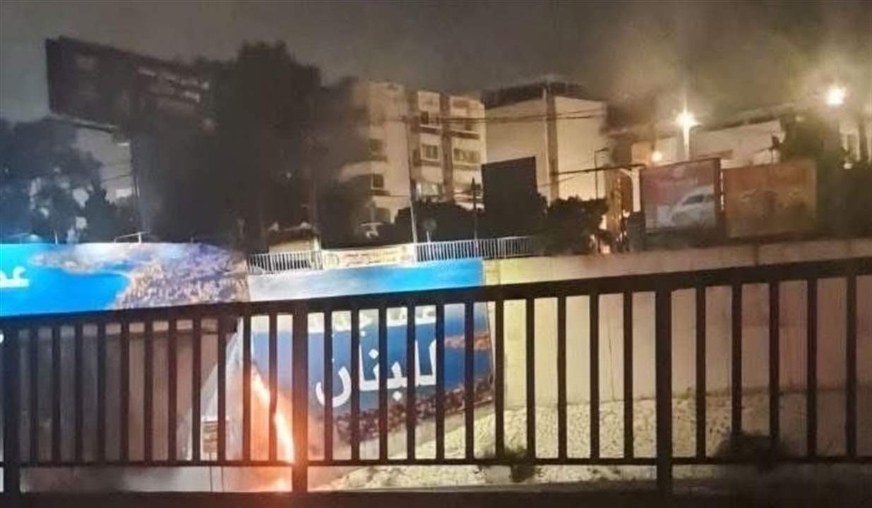مجدداً.. إحراق لافتات "عهد جديد للبنان" على طريق المطار (فيديو) مجدداً.. إحراق لافتات "عهد جديد للبنان" على طريق المطار (فيديو)