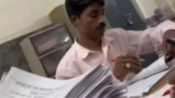 فضيحة أكاديمية في الهند: أستاذة جامعية تستعين بعامل نظافة لتصحيح أوراق الطلاب فضيحة أكاديمية في الهند: أستاذة جامعية تستعين بعامل نظافة لتصحيح أوراق الطلاب