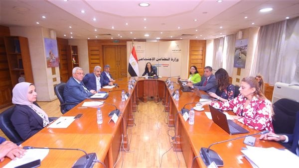 وزيرة التضامن تترأس اجتماع مجلس إدارة صندوق دعم الصناعات الريفية والبيئية.. وتناقش استراتيجية عمله وزيرة التضامن تترأس اجتماع مجلس إدارة صندوق دعم الصناعات الريفية والبيئية.. وتناقش استراتيجية عمله