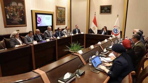 وزير الصحة يبحث توفير 27 جهاز ECMO بالمستشفيات وزير الصحة يبحث توفير 27 جهاز ECMO بالمستشفيات