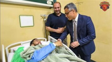 سفير الجزائر في مصر يزور أحمد القندوسي في المستشفى بعد إصابته في مباراة سيراميكا وفاركو