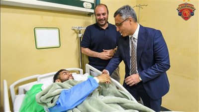 سفير الجزائر في مصر يزور أحمد القندوسي في المستشفى بعد إصابته في مباراة سيراميكا وفاركو سفير الجزائر في مصر يزور أحمد القندوسي في المستشفى بعد إصابته في مباراة سيراميكا وفاركو