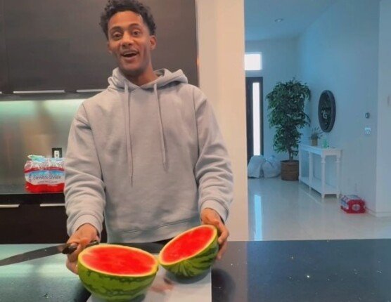 محمد رمضان يورج لحفله في أمريكا.. ما علاقة البطيخة؟ (فيديو) محمد رمضان يورج لحفله في أمريكا.. ما علاقة البطيخة؟ (فيديو)
